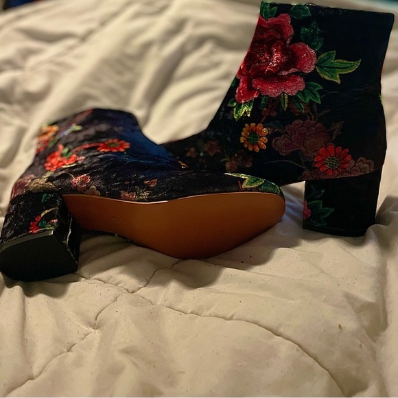 💥NWOT💥 Floral ankle booties never worn - Picture 4 of 10